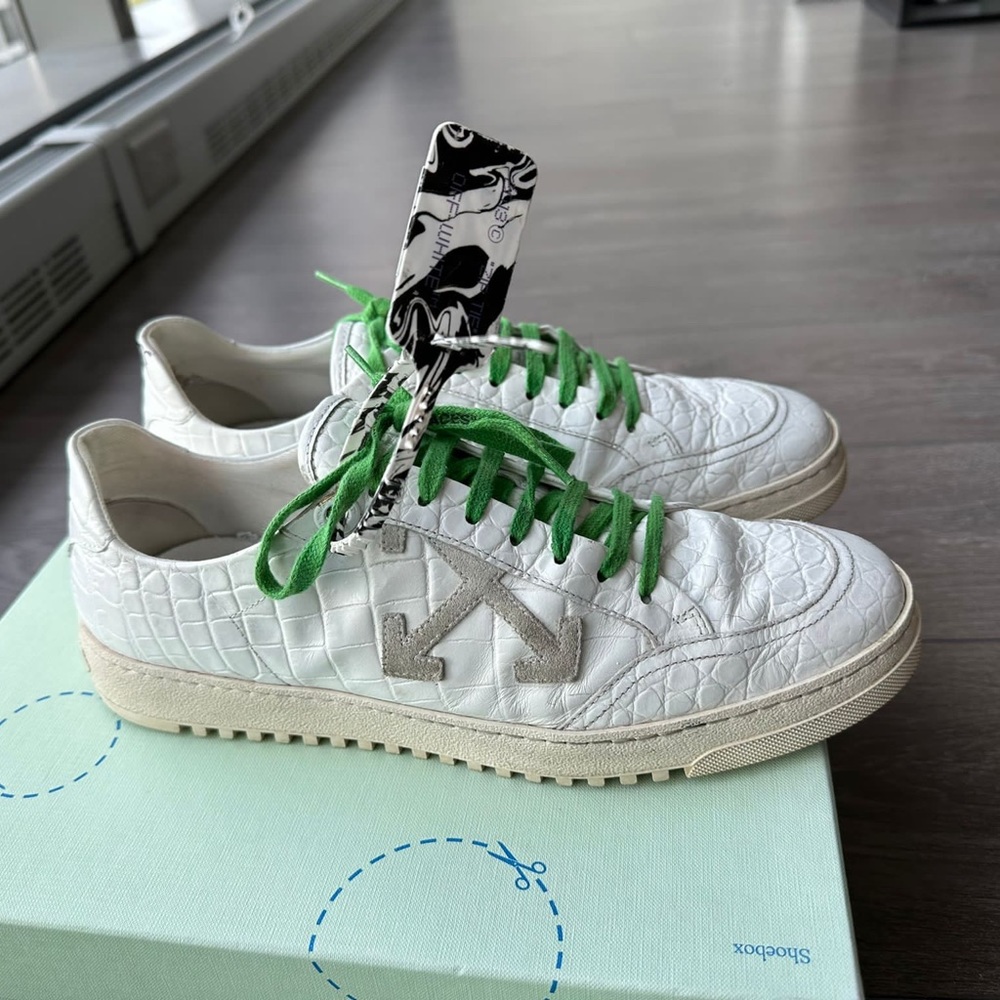 Off-White men’s sneakers in perfect condition